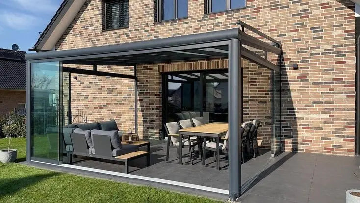 Terrasse mit integriertem Sonnenschutz
